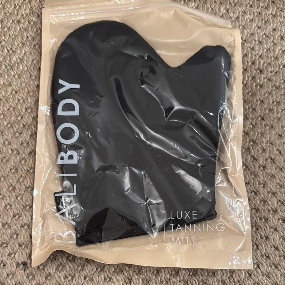 Bali Body Luxe Tanning Mitt. New.